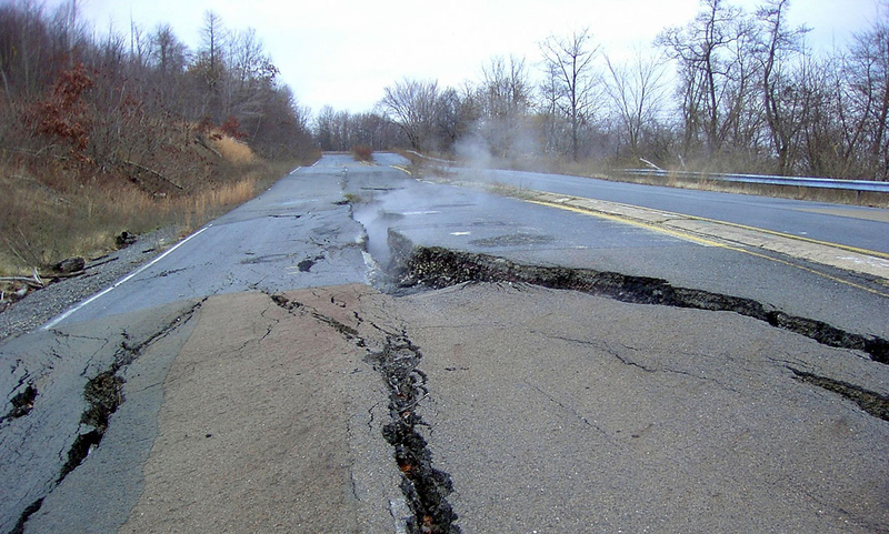 La carretera 61 de acceso a Centralia, destrozada por el calor interno de la mina. Foto: JohnDS